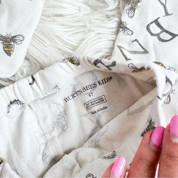 Burt's Bees | Organic Cotton Unisex A BEE C’s Alphabet Pajamas - Picture 2 of 8